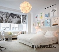 Белый классический натяжной потолок в просторной спальне