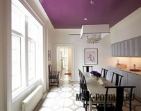 Фиолетовые натяжные потолки в стильном интерьере