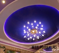 Светодиодная люстра и точечные светильники на трёхцветном натяжном потолке