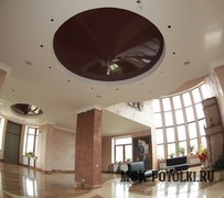 Конусообразный круглый натяжной потолок