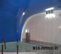 Фигурный плёночный потолок для большой ванной
