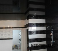 Чёрный глянцевый потолок в ванной