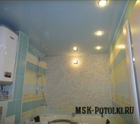 Однотонный натяжной потолок в ванной