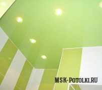 Цветной глянцевый ПВХ-потолок в ванной