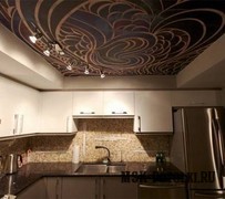 Натяжной потолок на кухне с узором