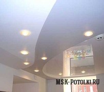 Белый комбинированный потолок из матовой и глянцевой плёнки