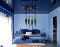 Синие натяжные потолки в стильном интерьере