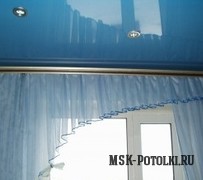 Карниз для штор на голубом глянцевом потолке