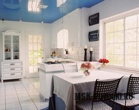 Цветной натяжной потолок на кухне