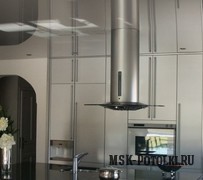 Серый глянцевый натяжной потолок на кухне с вытяжкой