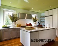 Зелёный натяжной потолок на кухне