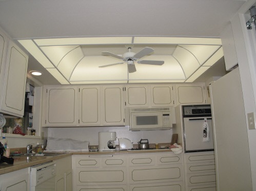 Натяжные потолки со светильниками на кухне