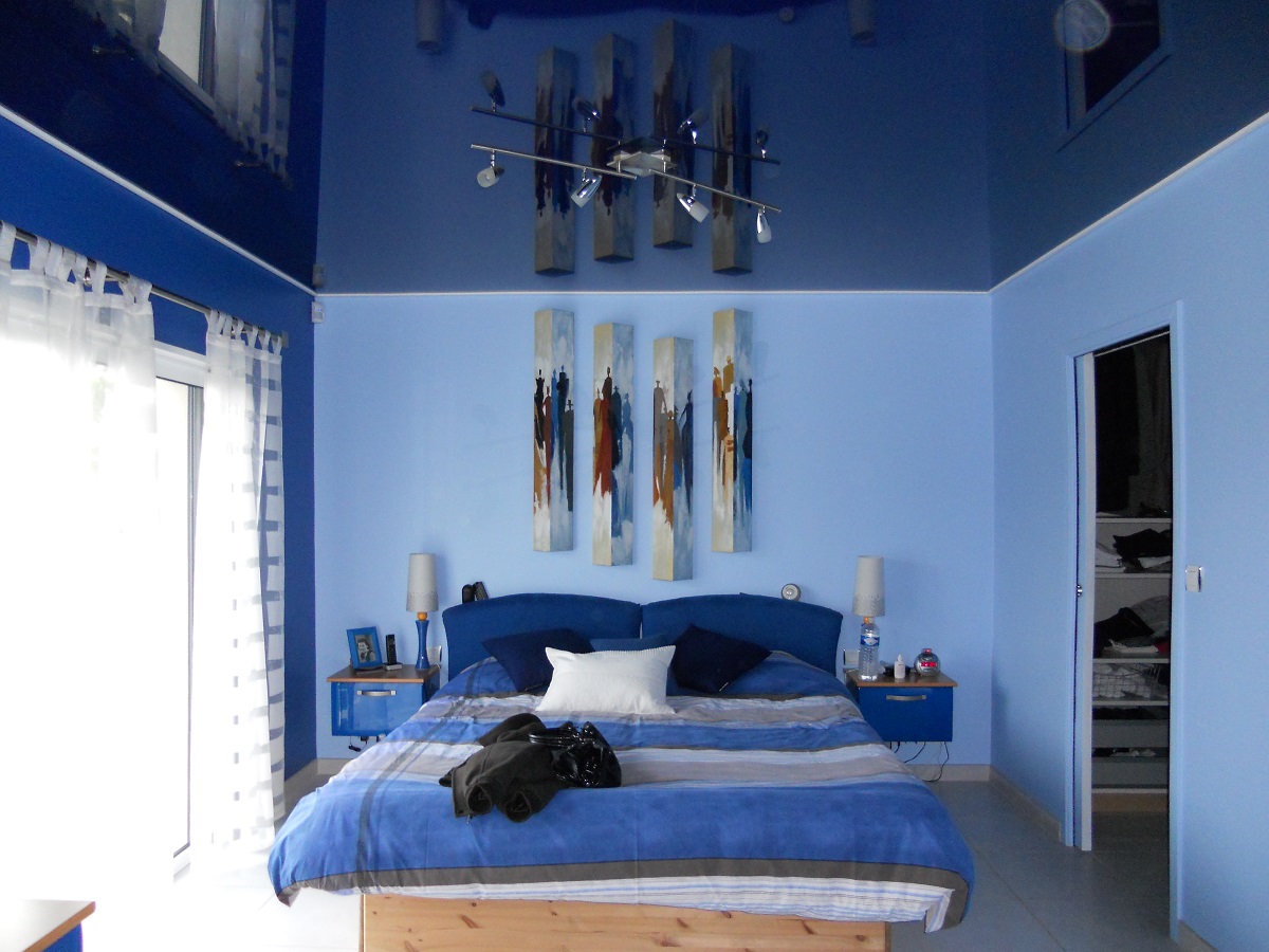 Синие натяжные потолки в стильном интерьере