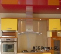 Красный глянцевый натяжной потолок в кухне