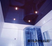 Фиолетовый глянцевый натяжной потолок в ванной