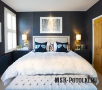 Белый матовый натяжной потолк в спальне в бело-синей гамме