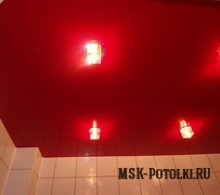 Бордовый гидрофобный натяжной потолок в ванной