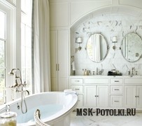 Классический белый натяжной потолок в ванной комнате частного дома
