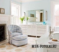Белый классический матовый натяжной потолок в ванной частного дома