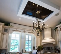 Черно-белый многоуровневый натяжной потолок с комбинированным освещением
