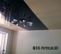 Черно-белый натяжной потолок со швом