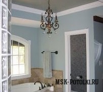 Серый натяжной потолок в ванной