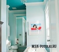 Бирюзовый натяжной потолок в ванной