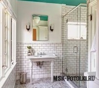 Бирюзовый матовый натяжной потолок в ванной