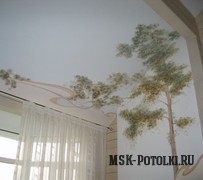 Тканевый натяжной потолок с узором переходящим на стену