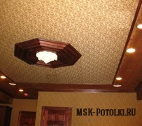 Тканевый потолок с бежевым узором
