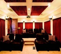 Комбинированный тканевый натяжной потолок в домашнем кинотеатре