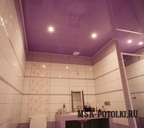 Глянцевый натяжной потолок в ванной