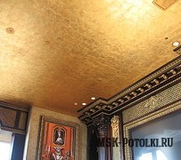 Золотой потолок как стилизация под старину