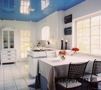 Голубой глянцевый натяжной потолок на кухне
