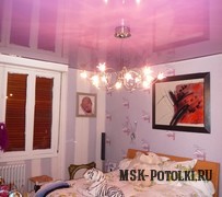 Розовый глянцевый натяжной потолок