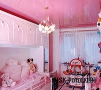 Детская с розовыми потолками