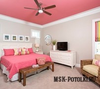 Персиковый натяжной потолок в спальне
