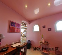 Глянцевый розовый натяжной потолок в детской