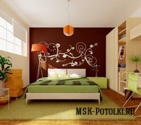 Минималистичная спальня с белым потолком