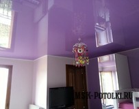 Сиреневый натяжной потолок в тандеме с розовым или фиолетовым.