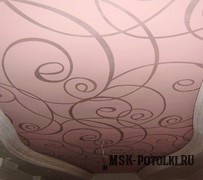 Розовый тканевый натяжной потолок с узором