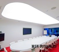 Белый светящийся натяжной потолок в офисе