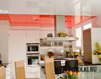 Цветной натяжной потолок на кухне