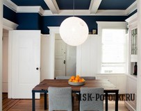 Как подобрать цветные натяжные потолки в гостиной