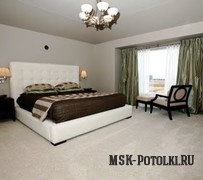 Светло-серый матовый натяжной потолок в спальне