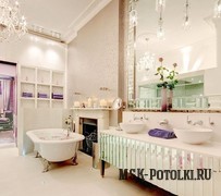 Потолочный фриз с иммитацией лепнины в роскошной ванной