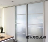 Двери-купе в офисе с натяжными потолками
