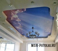 Бежевый двухуровневый натяжной потолок с картинкой неба