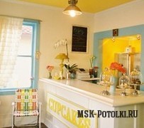 Желтый сатиновый натяжной потолок на кухне